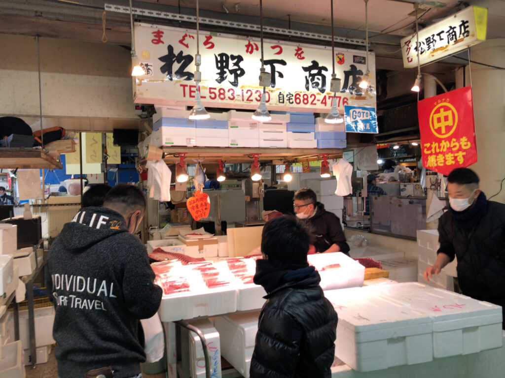 名古屋駅のそば、柳橋市場でマグロ「松野下」