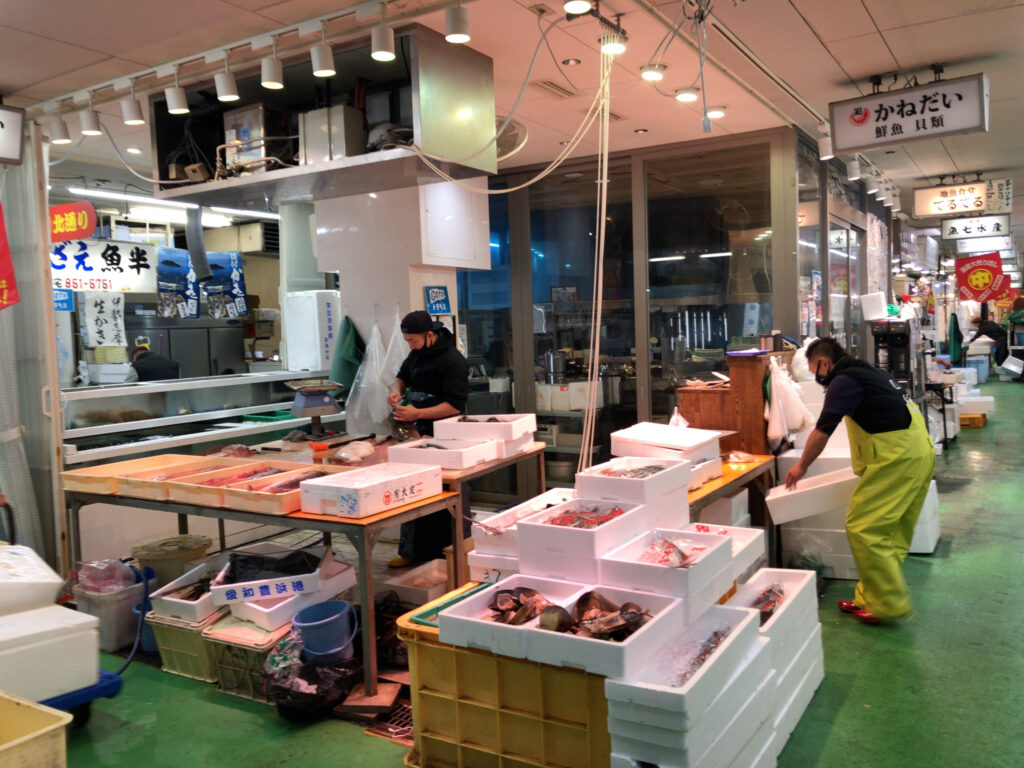 名古屋の柳橋市場で魚を買うのにオススメのお店の紹介です。マルナカ食品センターの「かねだい」さん