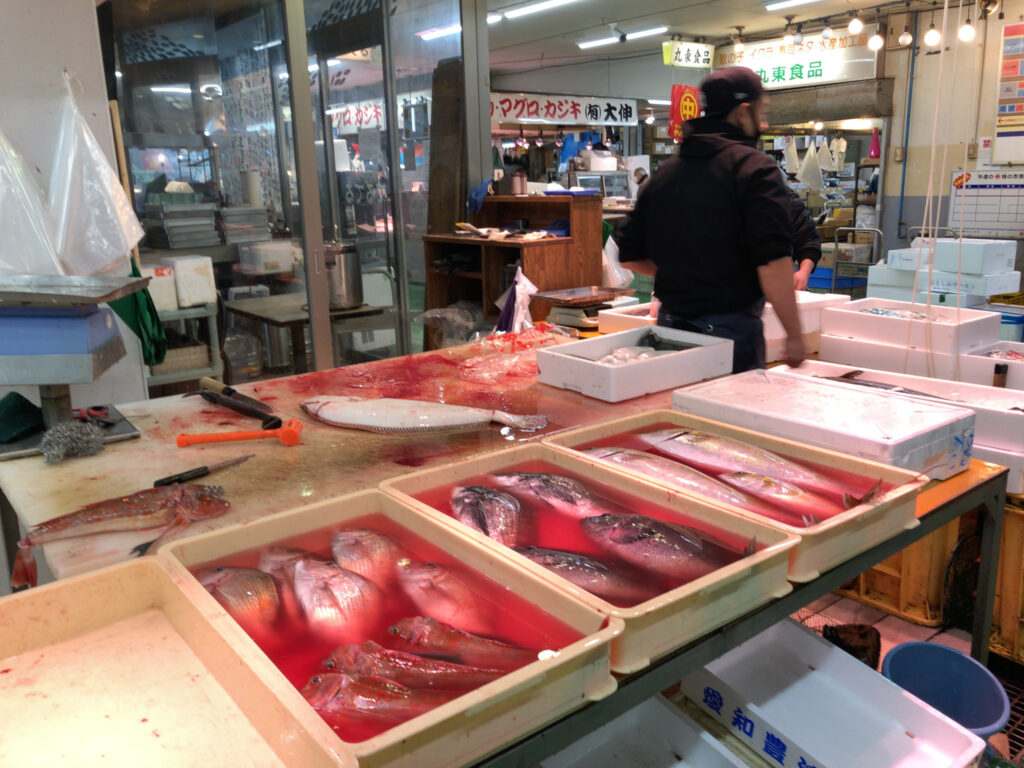 名古屋の柳橋市場で魚を買うのにオススメのお店の紹介です。マルナカ食品センターの「かねだい」さん