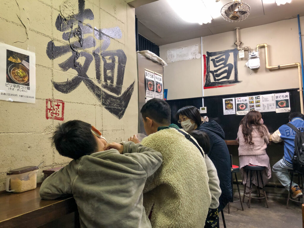 柳橋市場 朝食、ランチの定番はマグロ丼、カツ丼、そばの「さらしな」カレーきしめん